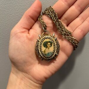 Vintage Lucerne cameo pendant time piece